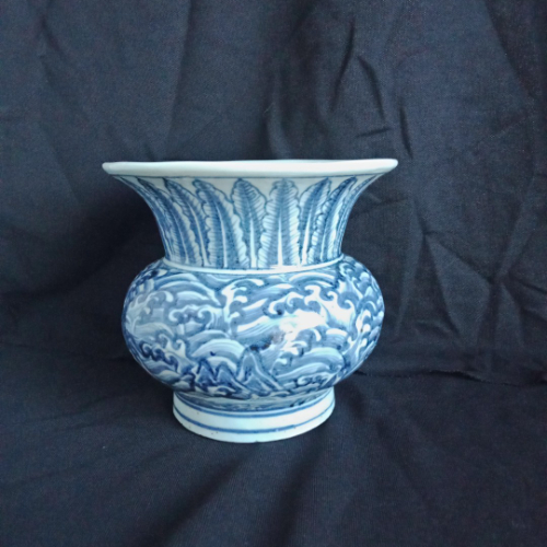 明宣德风格青花海水蕉叶纹渣斗