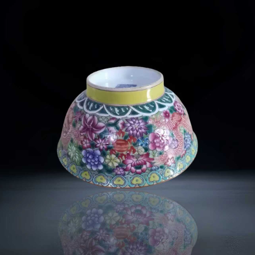 粉彩万花龙纹碗(“乾隆年制” 款)