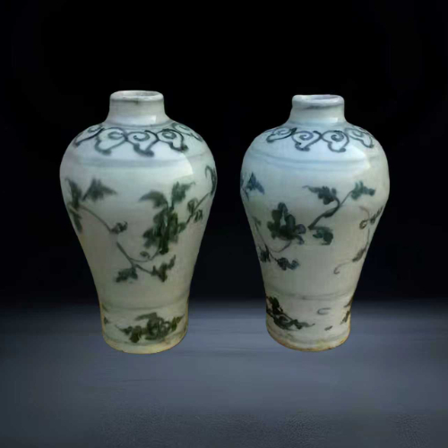 青花缠枝纹梅瓶