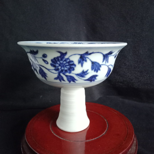 明代风格的青花高足杯